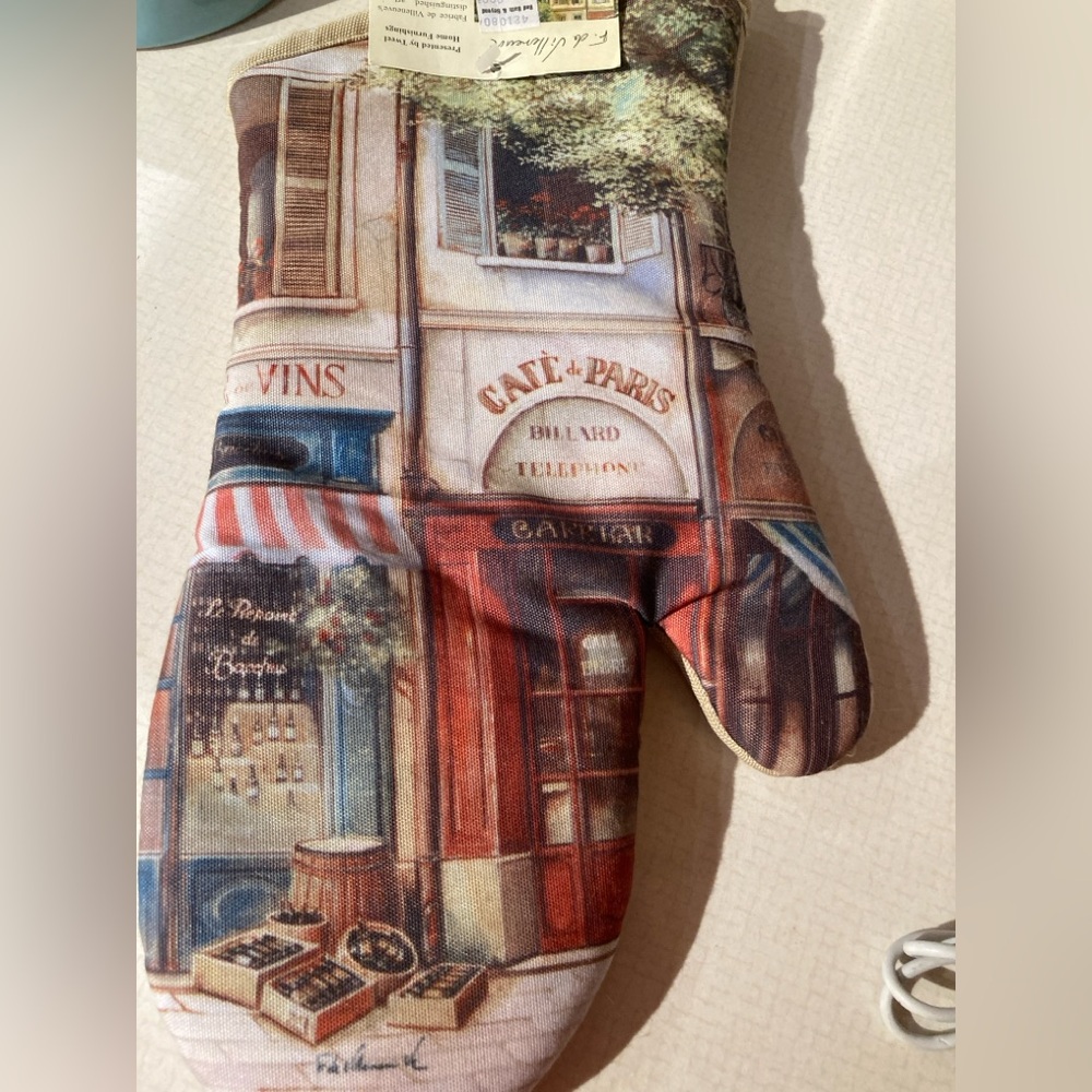 Paris Cafe Fabrice de Villeneuves Art oven mitt new never used